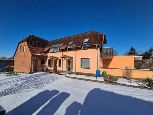 1 - Großzügige Doppelhaushälfte mit 2 Wohneinheiten auf großem Grundstück in zentraler Lage von Sternberg