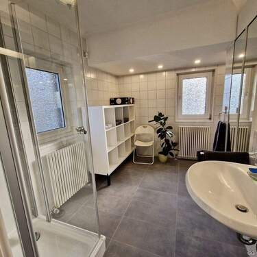 Badezimmer mit Fenster - 4 Zimmer Einfamilienhaus zur Miete in Berlin