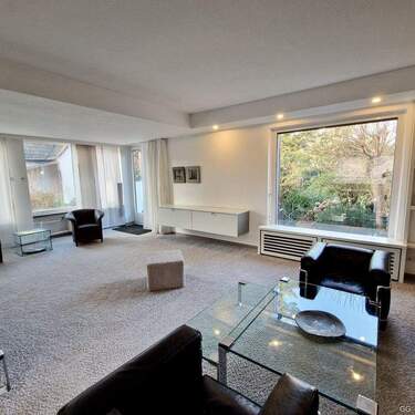 schönes Wohnzimmer - 4 Zimmer Einfamilienhaus in Berlin