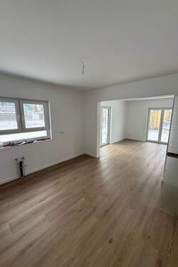 Blick aus der Küche ins Wohnzimmer - 