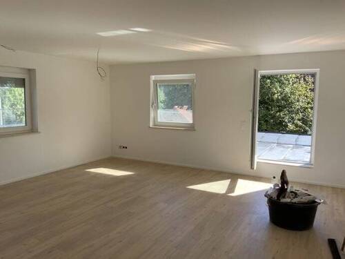 Wohnzimmer - Großzügige 3 Zimmerwohnung mit Dachterrasse