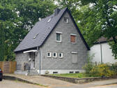Frontansicht - Freistehendes Einfamilienhaus mit schönem Grundstück in beliebter, grüner Wohngegend