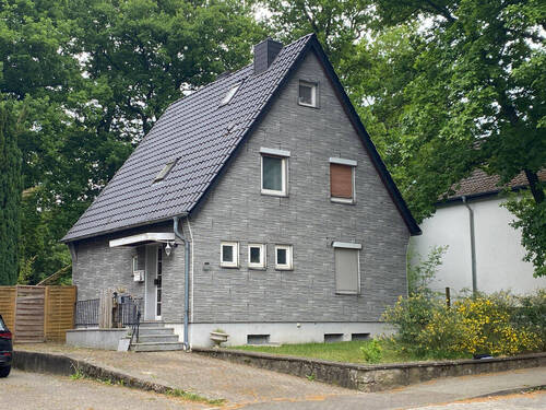 Frontansicht - Freistehendes Einfamilienhaus mit schönem Grundstück in beliebter, grüner Wohngegend