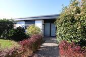 Hausansicht - Endbungalow mit sonnigem Garten - modernisiertes Zuhause in ruhiger Lage von Bremen-Blockdiek