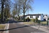 Ansicht von der Straße mit Nachbarbebauung - 3 Zimmer Einfamilienhaus zum Kaufen in Neuenhagen
