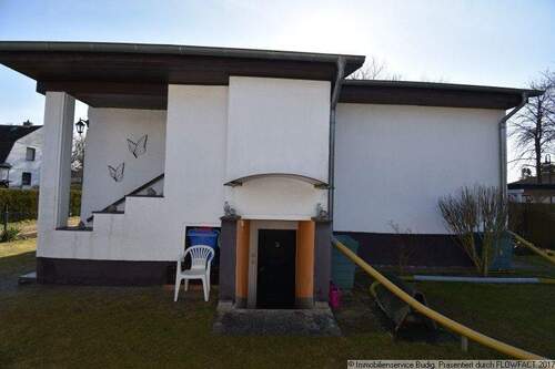 Seitenansicht mit Zugang zum Keller - 