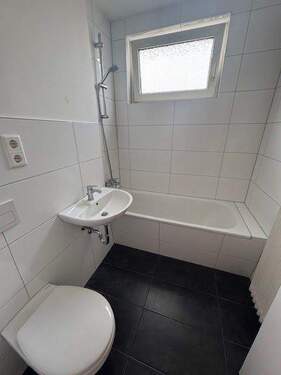 neues, modernes Badezimmer - 3 Zimmer Etagenwohnung zur Miete in Delmenhorst