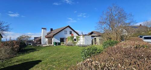 Außenansicht mit Garten - Sehr gepflegtes, ansprechendes Einfamilienhaus mit überdachten Freisitz wunderschönem Grundstück