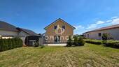 Terrasse m. Sichtschutz und Garten - 