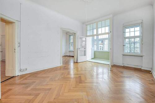 Zimmer mit Erker und raumhohen Fenstern - 