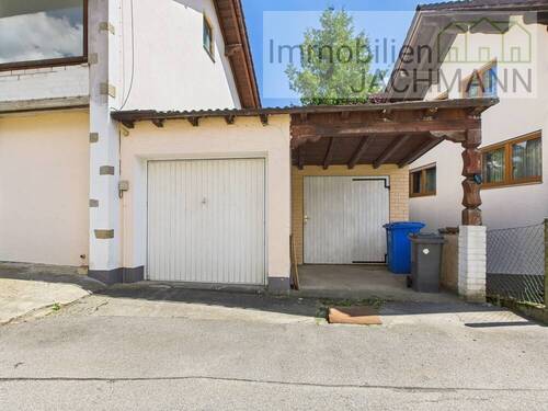 Blick auf Garage und Werkstatt - 