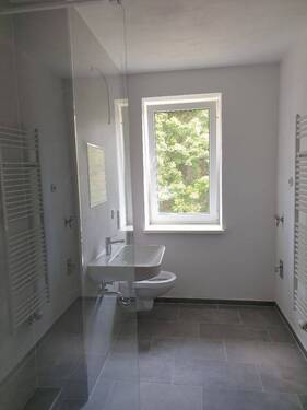 Badezimmer - Seien Sie die Ersten! Kernsanierte, moderne Wohnung in erholsamer grünen Lage