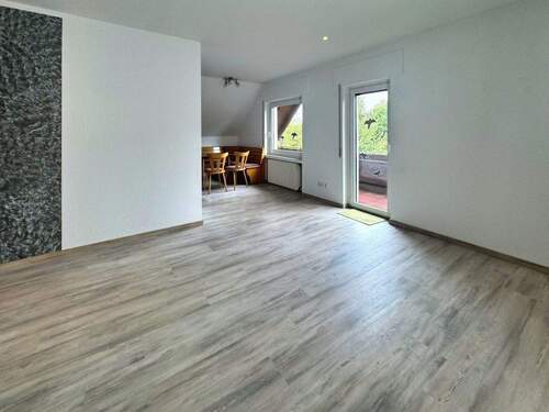 Wohnzimmer mit Blick zur Küche - 