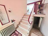 Treppenhaus mit kleiner Garderobe - 4 Zimmer Reihenendhaus in Kassel