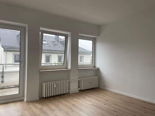 Wohnzimmer m. Zugang zum Balkon - 2 Zimmer Etagenwohnung zur Miete in Arnsberg