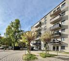 Haus Hinteransicht - Neuwertige 3,5-Zimmer-Wohnung mit 2 Balkonen, Aufzug und TG-Stellplatz in zentraler Lage