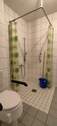 bodengleich geflieste Dusche im Tageslichtbad - 