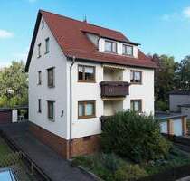 3-Familienhaus mit Balkonen auf großem Grundstück mit Garagen in Niestetal-Sandershausen