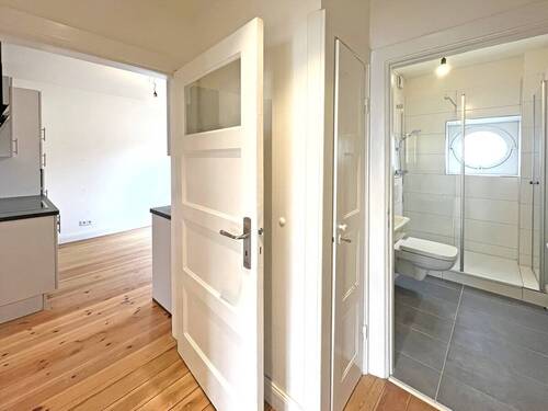 Blick in Küche und Badezimmer - 