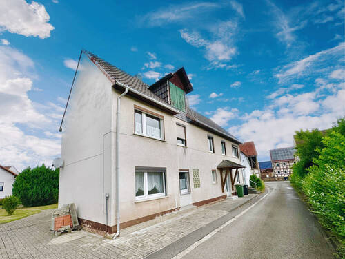 Vorder-Seitenansicht (2) - 7 Zimmer Einfamilienhaus in Calden