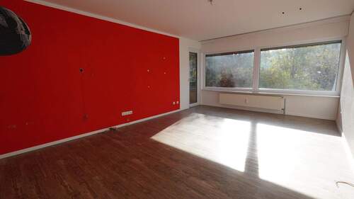 Wohn-Esszimmer mit Balkonzugang - WOHNUNG MIT CHARME IM HOCHPARTERRE MIT BLICK INS GRÜNE