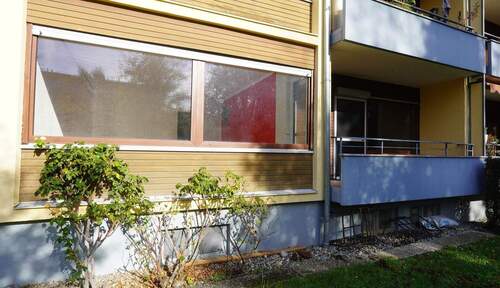 Blick auf den Hochparterre-Balkon und Wohn-Esszimmer Fenster - 