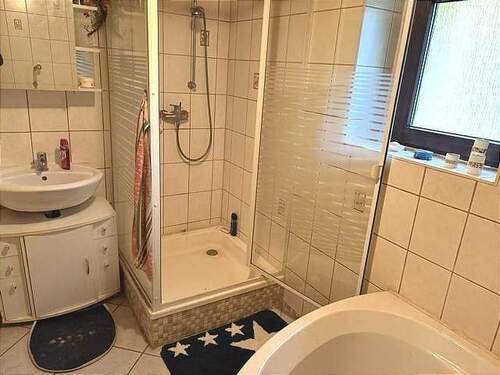 Bad mit Wanne und Dusche - 