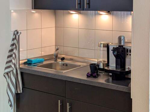 Nespresso-Maschine, Kühlschrank, Mikrowelle - 