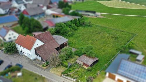 Aufnahme vom Hof - Bauernhaus mit 4.400 m² Grdst. in Randlage, Hobby-Pferdehaltung möglich
