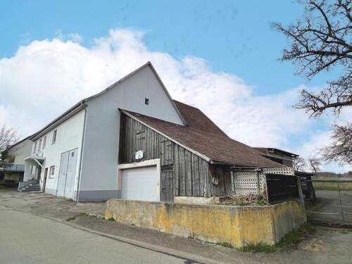 Ansicht mit Scheune+Garagen - 