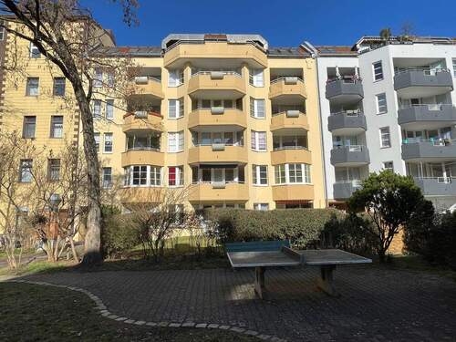 Gartenseite WHG im Bild 2. OG rechts - Moderne 2-Zimmer-Wohnung mit Balkon in Berlin-Spandau