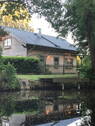 Blick vom Wasser auf das Haus - Am Ende der Straße steht ein Haus am Fluss!