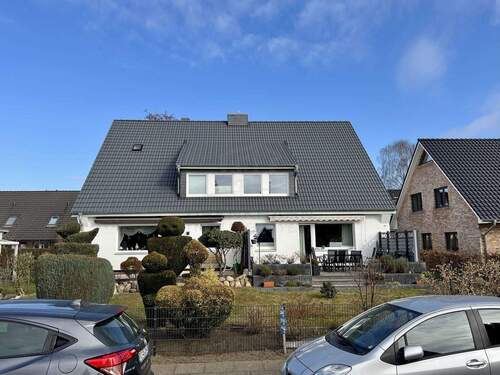 Außenansicht - Moderne Dachgeschosswohnung mit EBK und Stellplatz