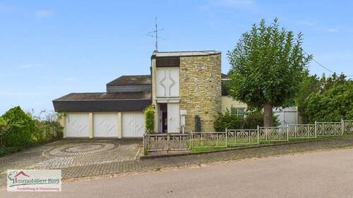 Frontansicht - GROßZÜGIGES MEHRGENERATIONENHAUS MIT WELLNESSBEREICH UND VIELSEITIGEN NUTZUNGSMÖGLICHKEITEN