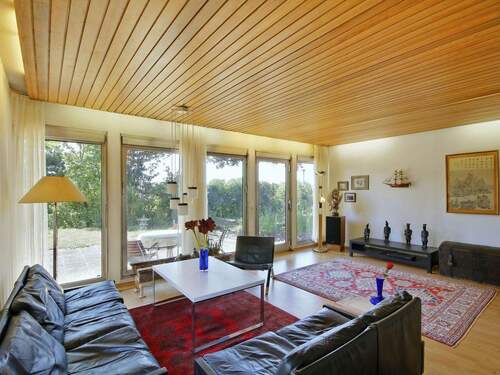 Helles Wohnzimmer mit großer Fensterfront zum ruhigen Garten - 5 Zimmer Bungalow in Schwieberdingen