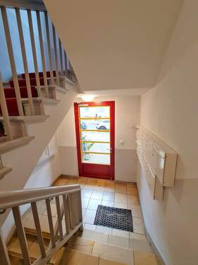 Hausflur 2.jpg - CHARMANTE CITY-WOHNUNG + VERMIETET + 1,5 - ZIMMER + BALKON + 1.OG + 10713 BERLIN