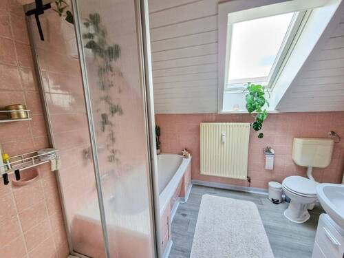Tageslichtbad mit Wanne & Dusche - 