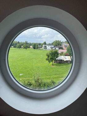 Rundfenster mit Ausblick - Familie & Homeoffice - Reiheneckhaus mit Privatsphäre