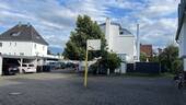 Hof mit Basketballkorb - 