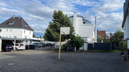 Hof mit Basketballkorb - 