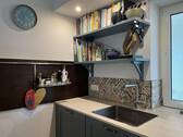 Waschbecken und Fliesenspiegel - 