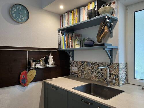 Waschbecken und Fliesenspiegel - 