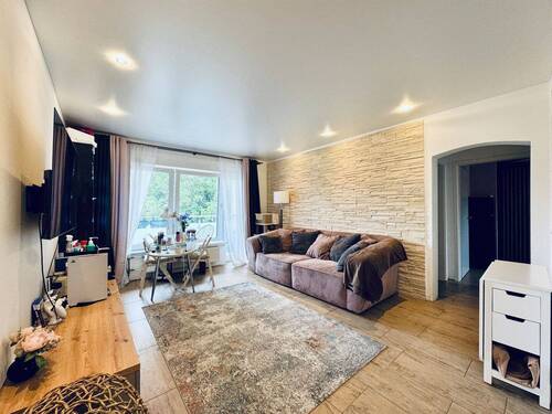 Wohnzimmer - Perfekt für Singles & Paare - Umfassend saniert 2025: 3 Zimmer, ca. 65 m², Loggia, Designerbad