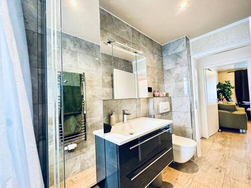 Bad mit Dusche und Fenster - 
