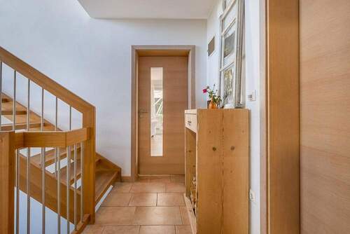 Flur mit Eiche-Treppe - 