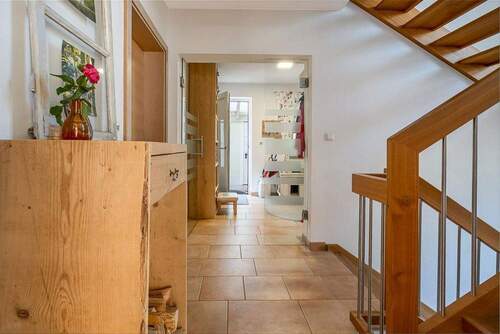 Flur mit Blick zum Eingang - 