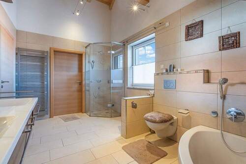 Badezimmer mit Glasdusche - 