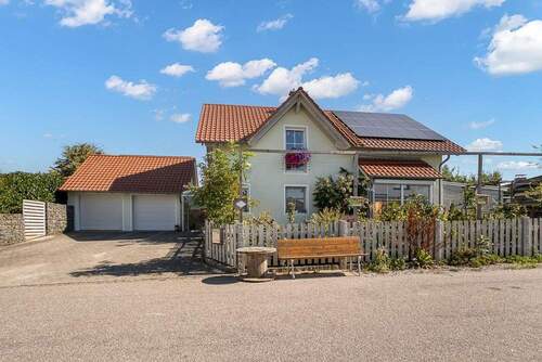 Hausfront mit Doppelgarage - 7 Zimmer Einfamilienhaus zum Kaufen in Landau/Isar Niederhöcking