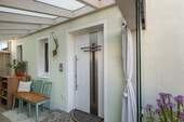 Überdachter Hauseingang - Einfamilienhaus mit 193,00 m² in Landau/Isar Niederhöcking zum Kaufen
