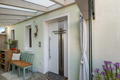 Überdachter Hauseingang - Einfamilienhaus mit 193,00 m² in Landau/Isar Niederhöcking zum Kaufen